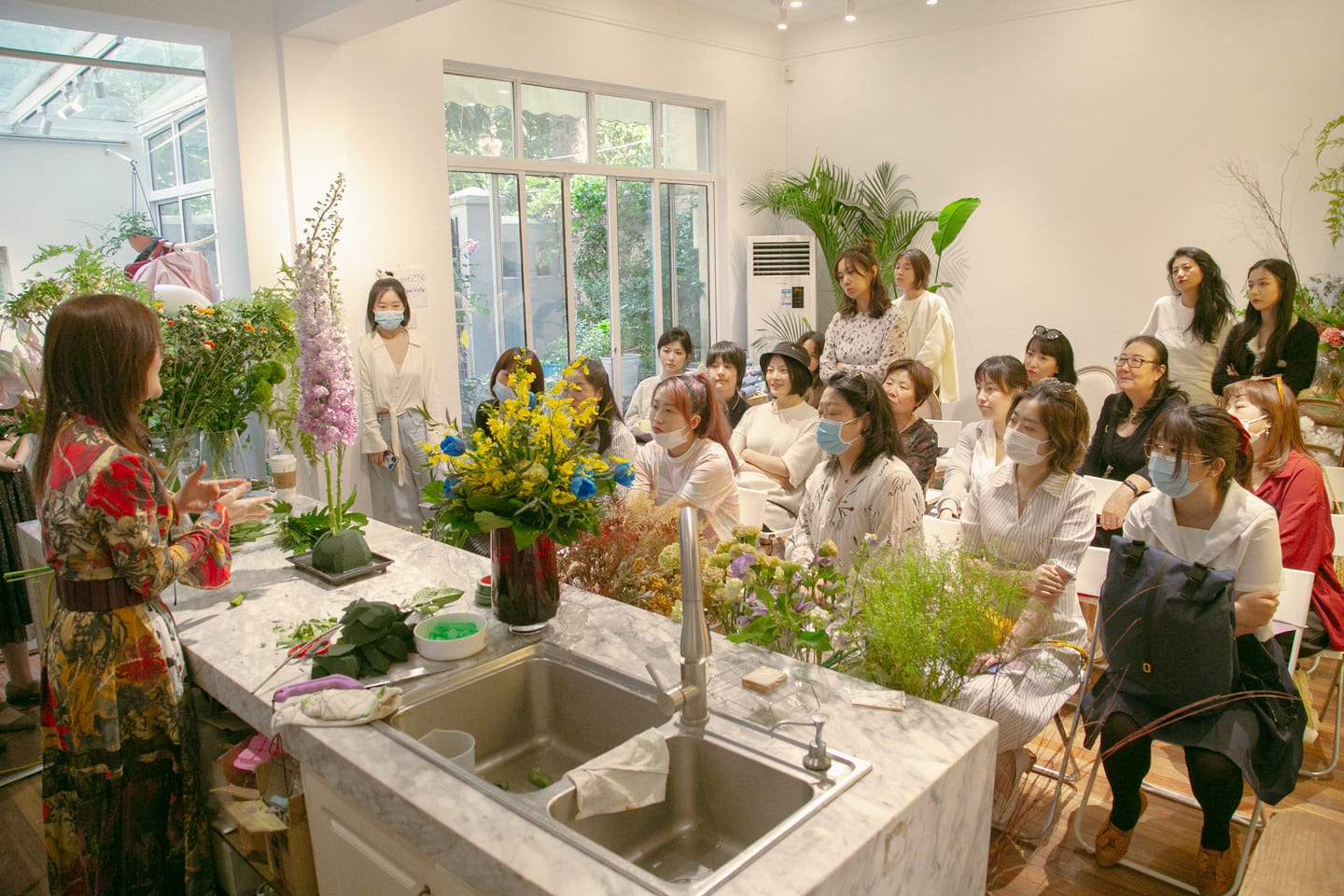 上海历史花艺授课现场的讲解、交流与操作场景