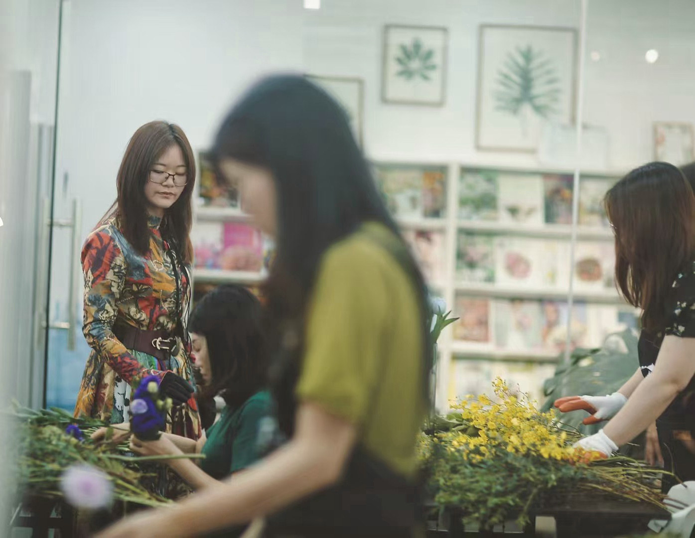 研究教室中的多人课堂现场