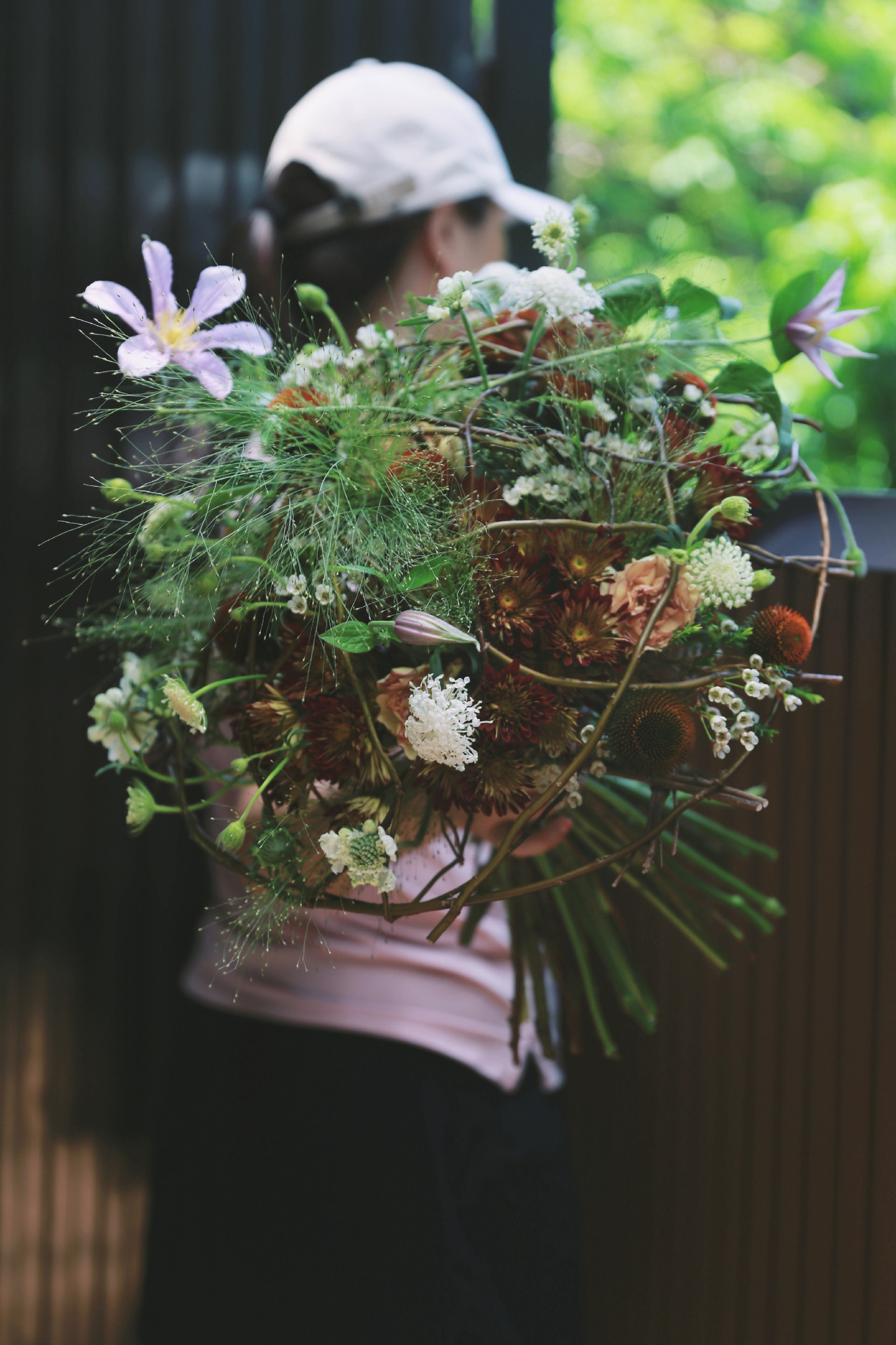 在结构框架上完成的花艺作品