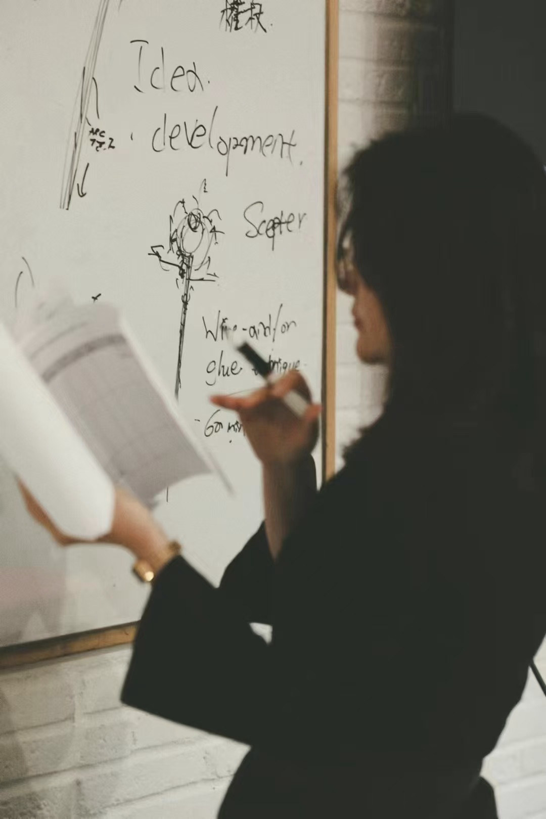 张恒在花艺课堂中进行教学