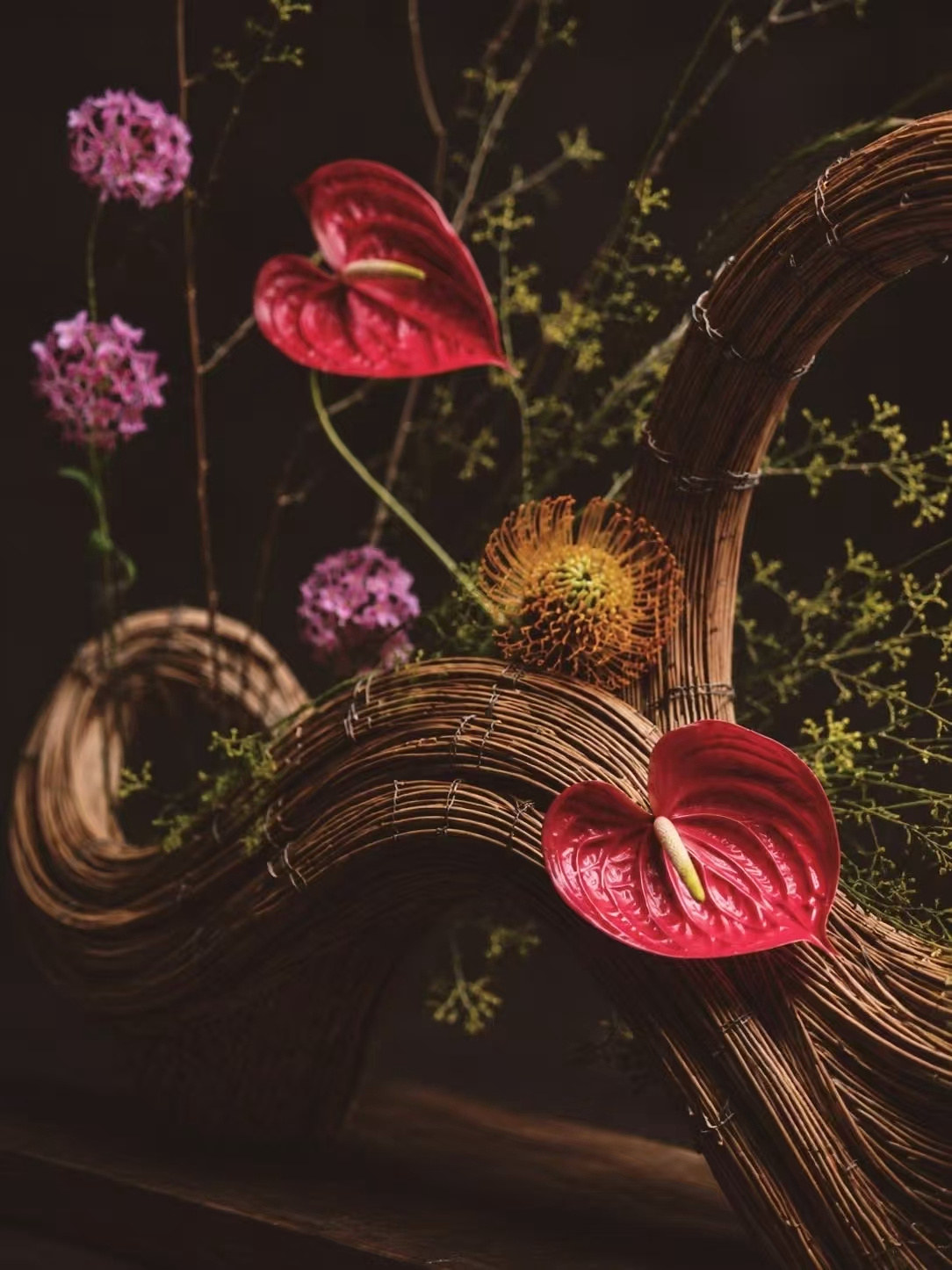 花材与结构共同形成的构成作品