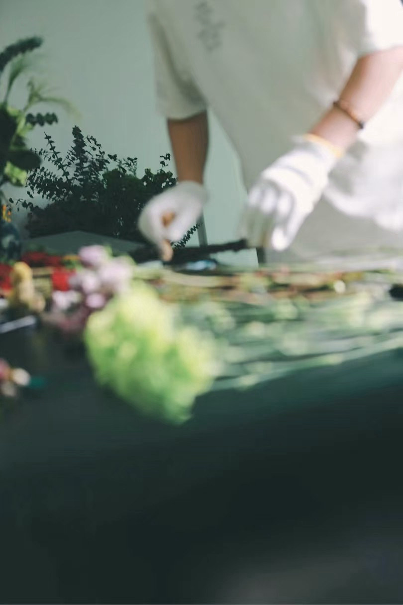 课堂中学员与植物材料的近景
