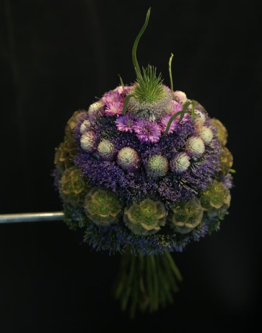 张恒花艺研究教室古典环状 Biedermeier style 教学作品，花材由中心向外形成三重主要圈层